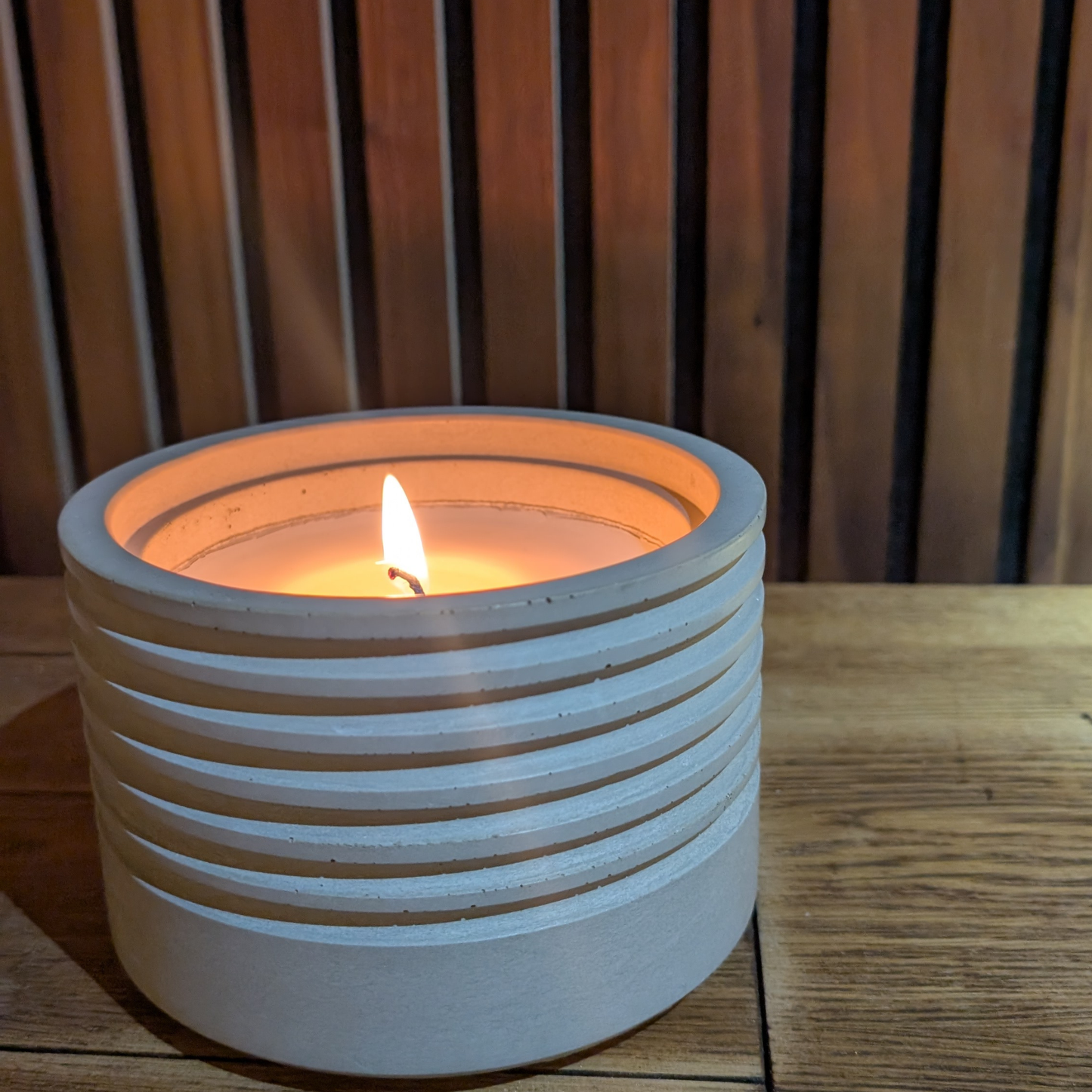 Indoor Kolbenfeuer mit brennender Flamme auf Holztisch – stimmungsvolles Tischlicht